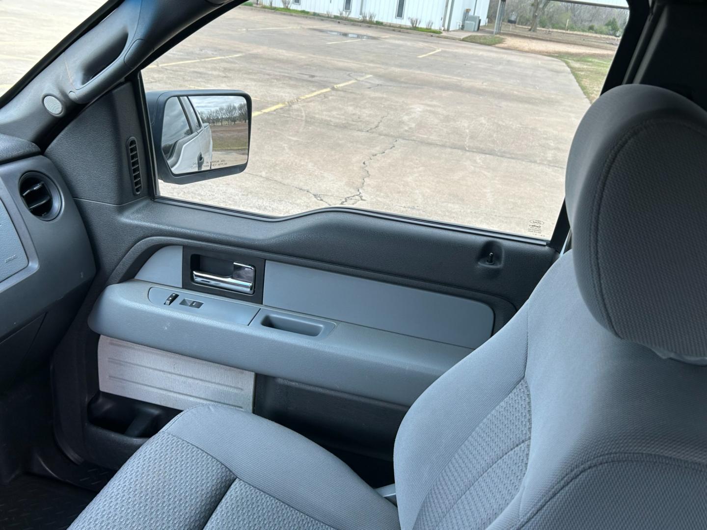 2014 White /Gray Ford F-150 (1FTEX1CMXEK) with an 3.7L V6 DOHC 24V engine, 6-Speed Automatic transmission, located at 17760 Hwy 62, Morris, OK, 74445, (918) 733-4887, 35.609104, -95.877060 - 2014 FORD F-150 XL SUPERCAB 6.5-ft. BED 2WD 3.7L V6 FEATURES KEYLESS REMOTE ENTRY, POWER LOCKS, POWER WINDOWS, AM/FM STEREO, SIRIUS XM STEREO, CD PLAYER, AUXILLARY PORT, HANDS-FREE BLUETOOTH CALLING, CRUISE CONTROL, TRACTION CONTROL, MULTI-FUNCTIONING STEERING WHEEL CONTROLS. HAS 175,444 MILES WITH - Photo#9